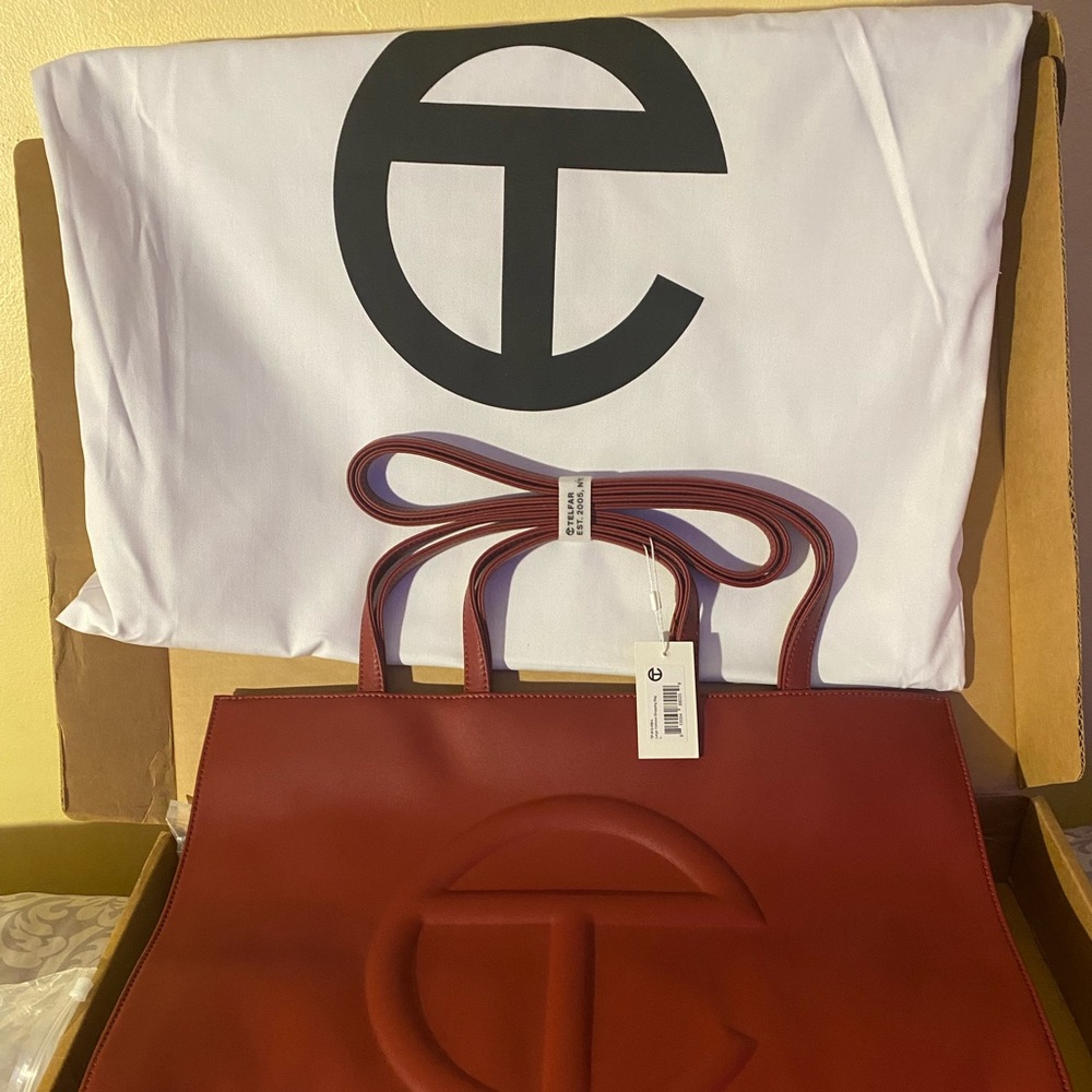 TELFAR đđđNWT LG OXBLOOD! Sold out!! GUARANTEED Authentic w/receipt! â¤ď¸â¤ď¸â¤ď¸ - Picture 6 of 9